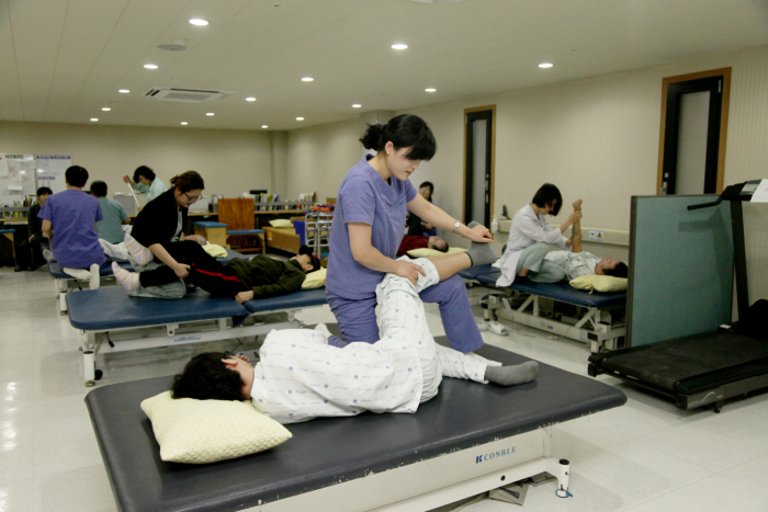 재활치료를 시행하는 의료진 모습