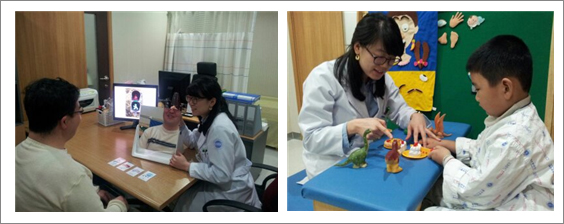 언어치료중인 의료진과 환자의 모습