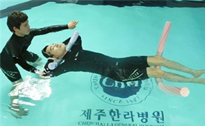 언어치료중인 의료진과 환자의 모습