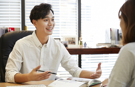 상담하는 상담사의 모습