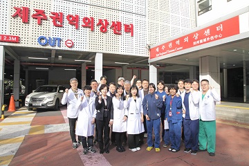 의료진 야외 단체사진