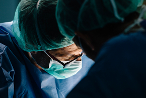 수술중인 의료진