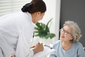 의료상담중인 의료진