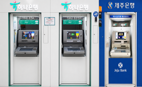 두 대의 하나은행 현금 인출기와 한 대의 제주은행 현금 인출기 정면